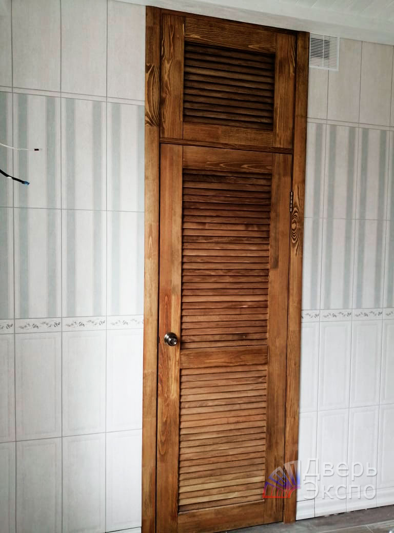 деревянная дверь с фрамугой жалюзийная 75