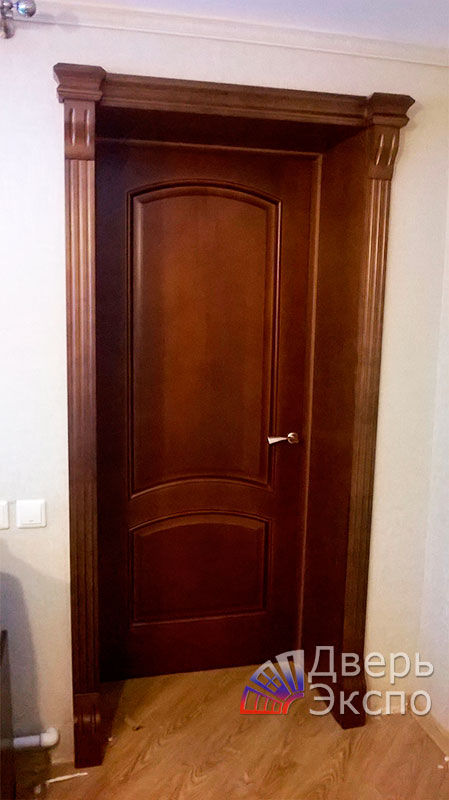 Дверь деревянная  с капителями 38
