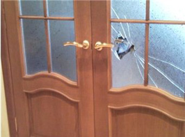 Межкомнатная дверь с разбитым стеклом