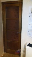 деревянная дверь максимально остекленная, для кухни
