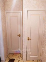 филенчатая крашенная дверь из массива березы RAL 1013