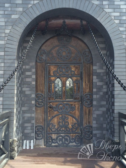  Входная деревянная дверь в ресторан с кованными элементами 