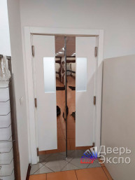 маятниковая дверь с закругленным усиленным торцом, отделанным нерж сталью