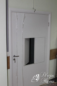 Медицинская дверь с раздаточным окном