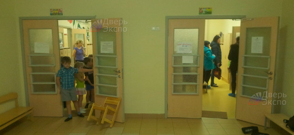двери для детского сада остекленные, с обрешеткой.